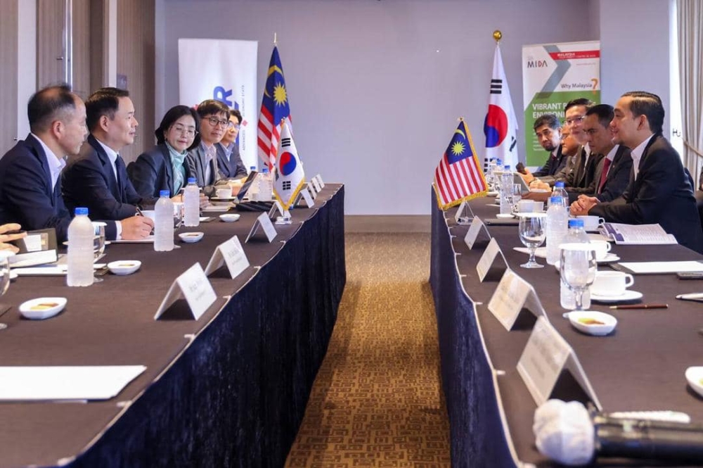 Johor Menteri Besar Datuk Onn Hafiz Ghazi and SPC Group President Hur Jin-soo discuss potential collaborations in Seoul October 30, 2024. — Picture via Facebook