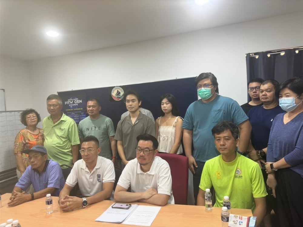 Junz (seated, 2nd right) with some of the Triconic Tower buyers at the press conference. — The Borneo Post pic