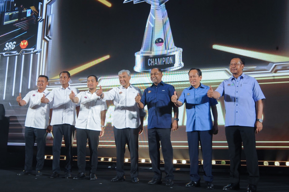 Deputy Prime Minister Datuk Seri Ahmad Zahid Hamidi poses for a picture during the Mobile Legends: Bang Bang Malaysia Professional League Finals at EduCity Sports Complex in Iskandar Puteri November 3, 2024. — Bernama pic