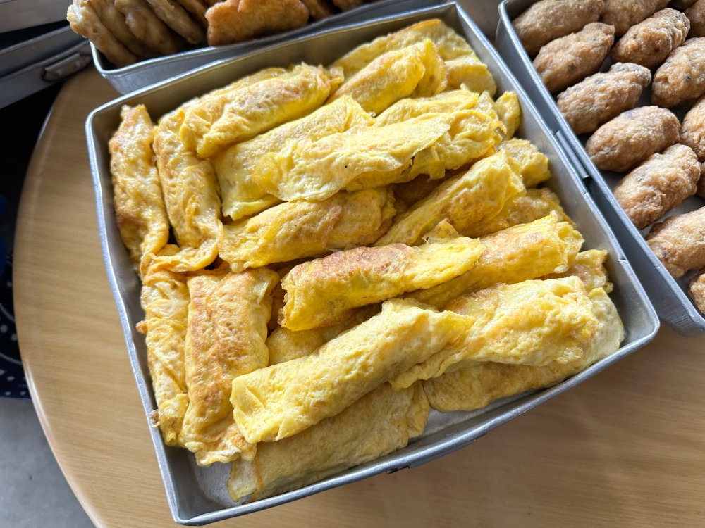 This is old school ‘yong tau foo’, where an omelette roll hides a filling of fish paste and fatty pork, and next to it, there’s the dried oyster ‘yong tau foo’. — Picture by Lee Khang Yi
