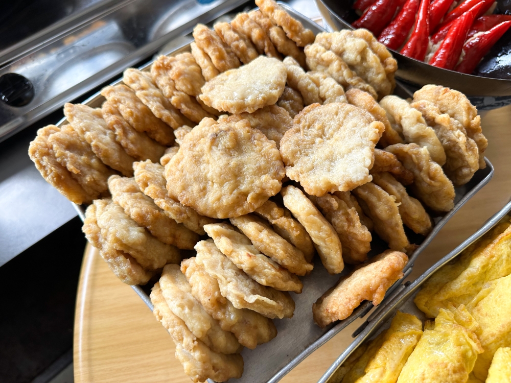 Golden patties of the same filling of fish paste and fatty pork make for nice bites. — Picture by Lee Khang Yi