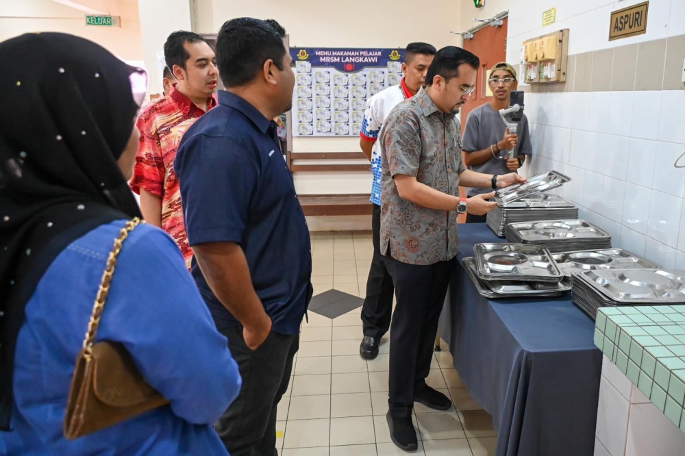 Asyraf conducts a spot check on food trays at the Langkawi MRSM canteen on November 10, 2024. — Picture from Facebook/DR ASYRAF WAJDI DUSUKI 