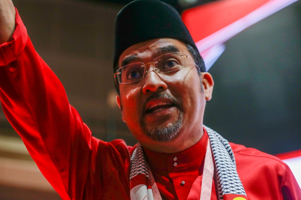 Asyraf said he has been instructed by Deputy Prime Minister Datuk Seri Ahmad Zahid Hamidi to transfer out any principal or director of any Mara learning institute, including MRSM, found complicit in covering up bullying cases. — Picture by Raymond Manuel