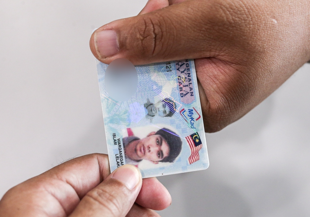 The mechanism of using MyKad for verifying eligibility to receive RON95 subsidies and issues surrounding the usage, such as defective chips, will be among the highlights of the Dewan Rakyat session today. — Picture by Farhan Najib