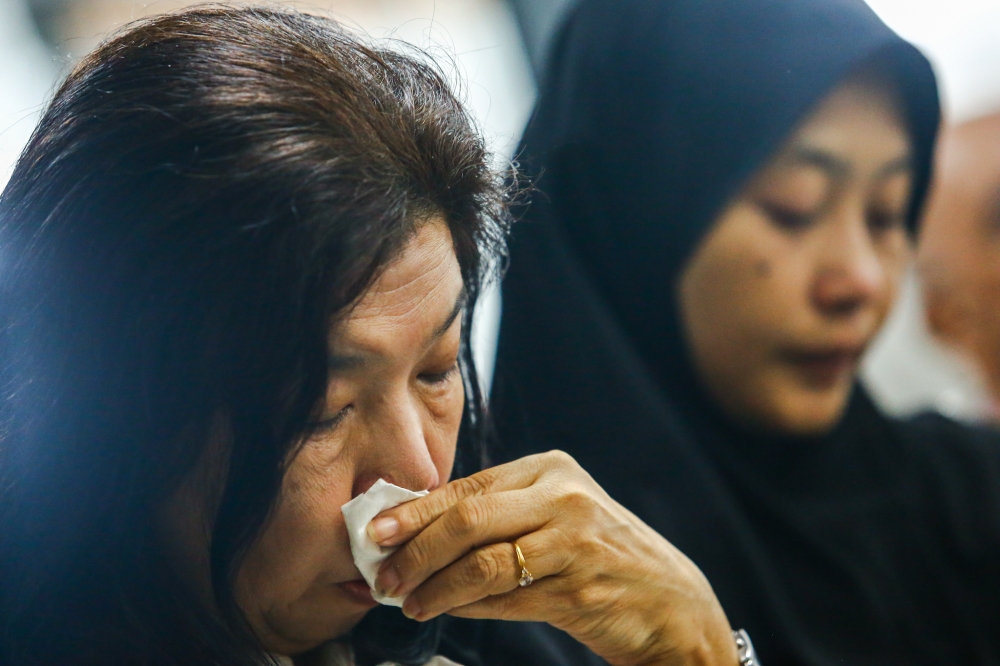 Amri Che Mat’s wife, Norhayati Mohd Arifin (right), and Raymond Koh’s wife, Susanna Liew attend a press conference in Kuala Lumpur April 3, 2019. — Picture by Hari Anggara
