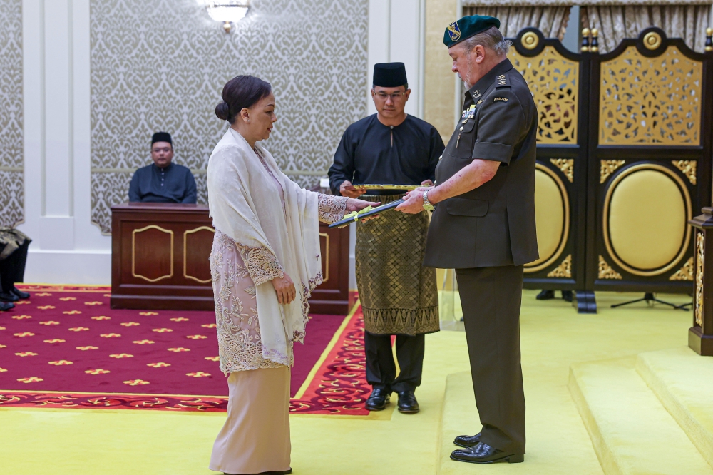 His Majesty Sultan Ibrahim hands appointment documents to Chief Justice of the High Court in Malaya Datuk Seri Hasnah Mohamed Hashim at the presentation ceremony and awarding of appointment documents for judges of the Federal Court, Court of Appeal and High Court at Dewan Singgahsana Kecil, Istana Negara November 12, 2024. — Bernama pic