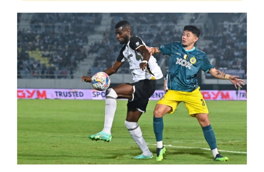 Tommy Mawat Bada marks Terengganu FC player Ismaheel Akinade during an FA Cup match at Sultan Mizan Zainal Abidin Stadium in Kuala Nerus on Jun 14, 2024. — Bernama pic
