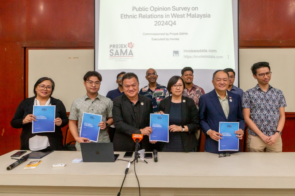 Projek SAMA co-founder and political analyst Wong Chin Huat (3rd from left) with representatives present the findings from Project SAMA’s 2024Q4 Public Opinion Survey on Ethnic Relations in West Malaysia at the Kuala Lumpur & Selangor Chinese Assembly Hall, November 13, 2024. — Picture by Raymond Manuel