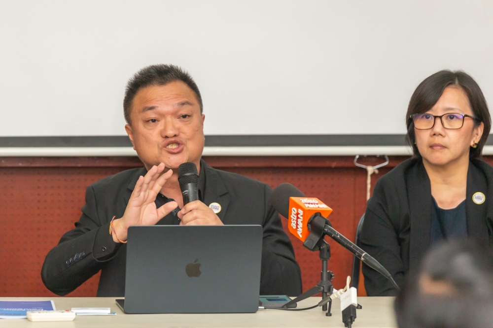 Projek SAMA co-founder and political analyst Wong Chin Huat discusses findings from the 2024Q4 survey on ethnic relations in West Malaysia at the Kuala Lumpur & Selangor Chinese Assembly Hall, November 13, 2024. — Picture by Raymond Manuel
