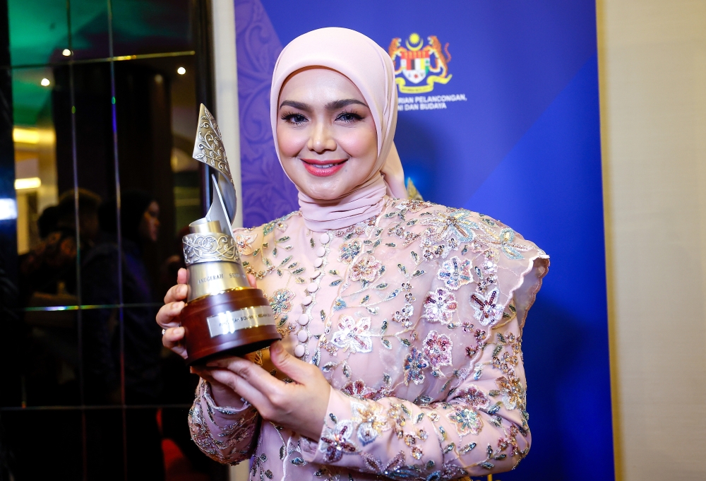 Datuk Seri Siti Nurhaliza Tarudin poses with her  2024 Biduan Negara Award at the awards ceremony in Kuala Lumpur, on Nov 13, 2024. — Bernama pic
