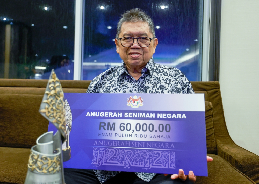 Datuk Mohd Nor Khalid poses for photographs after receiving the  Anugerah Seniman Negara at the Anugerah Seni Negara (ASN) 2024 in Kuala Lumpur, Nov 13, 2024. — Bernama pic
