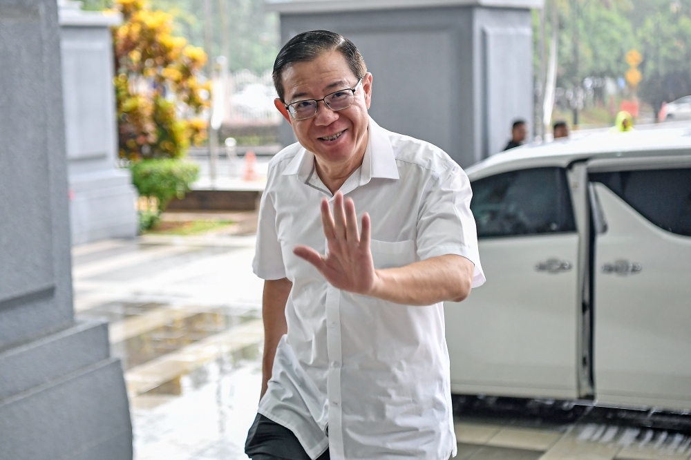 The Sessions Court judge hearing the corruption trial involving former Penang chief minister Lim Guan Eng today rebuked the defence counsel for repeatedly asking the same questions. — Bernama pic