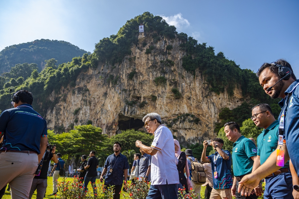 Sultan Sharafuddin Idris Shah of Selangor (centre in white polo shirt) officially declared Gombak Hulu Langat Geopark as Selangor’s National Geopark at the Gua Damai Extreme Park in Batu Caves on November 16, 2024. — Picture by Firdaus Latif
