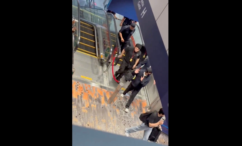 Actor Kim Soo-hyun arriving at KLIA to the cheers of fans. — Picture via X/@nr.suriana