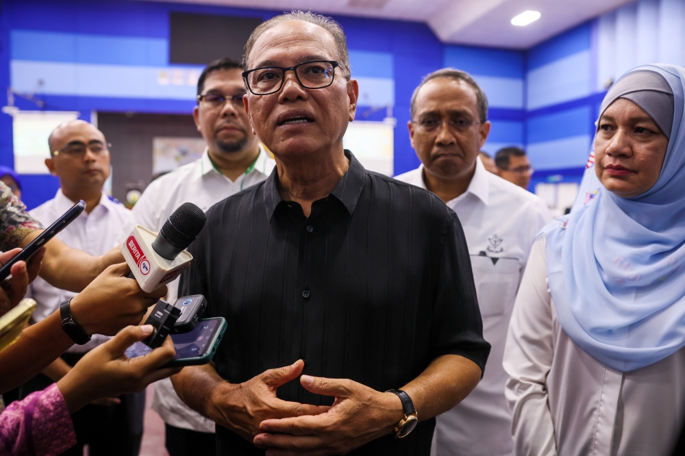 Pahang Menteri Besar, Datuk Seri Wan Rosdy Wan Ismail, reaffirmed that the state government has always taken a firm stance against the illegal theft of mineral products. — Bernama pic