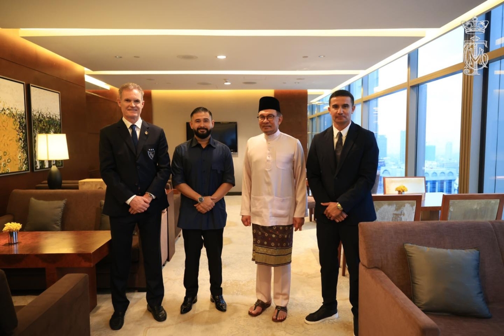 Rumours began to swirl after this photograph of Cahill posing with the Regent of Johor, Tunku Mahkota Ismail; Prime Minister Datuk Seri Anwar Ibrahim; and Johor Darul Ta’zim (JDT) chief executive officer Alistair Edwards was uploaded on Tunku Mahkota Ismail’s Facebook page in August.