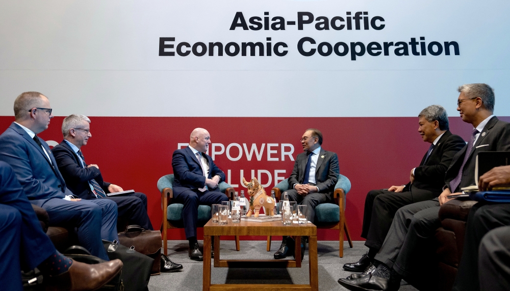 Prime Minister Datuk Seri Anwar Ibrahim held a brief meeting before the last day of the Asia-Pacific Economic Cooperation (Apec) Summit 2024 with his counterpart from New Zealand, Christopher Luxon. — Bernama pic