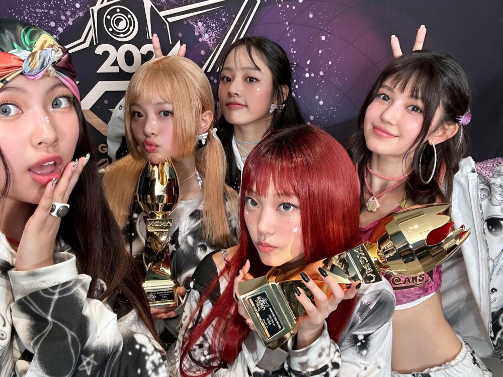 NewJeans after receiving the Grand Artist Daesang Award at the inaugural 2024 Korea Grand Music Awards. — Picture from Facebook/NewJeans