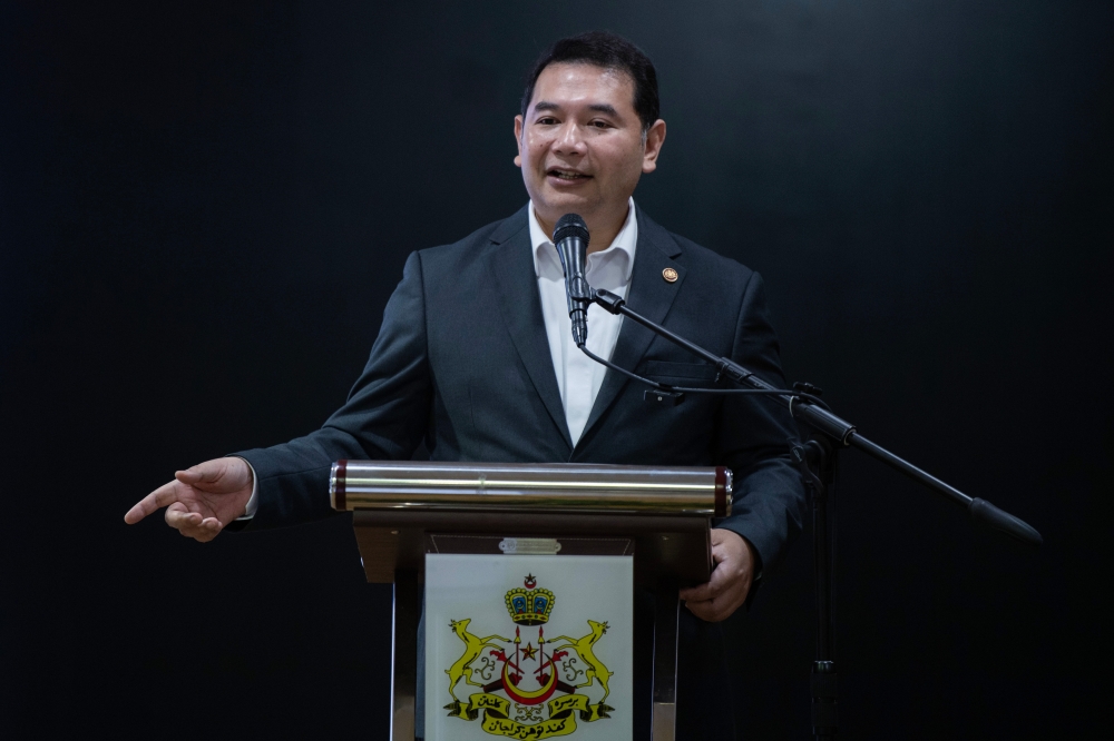 The government has discussed the issue of abolishing the packet cooking oil subsidy to address the problem of leakages, said Economy Minister Rafizi Ramli. — Bernama pic