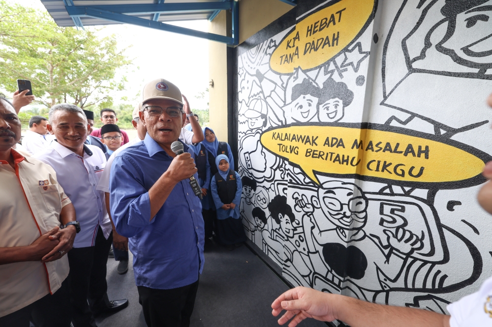 Home Minister Datuk Seri Saifuddin Nasution Ismail attends the launch of the national-level Anti-Drug Campaign in Schools campaign at SK Permatang Pasir November 17, 2024. — Bernama pic