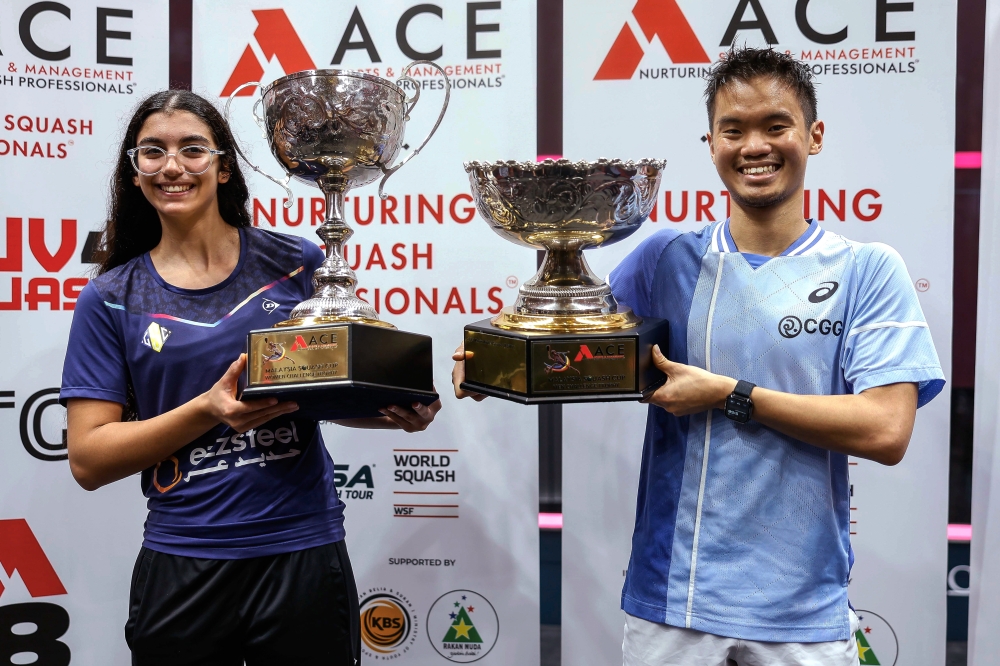 PETALING JAYA, Nov 17 -- Malaysian squash player Ng Eain Yow (right) and Egyptian squash player Amina Orfi (left) posing with the trophies they won in their respective categories during the finals of the 2024 Malaysian Squash Cup at The Curve Mutiara Damansara November 17, 2024. — Bernama pic