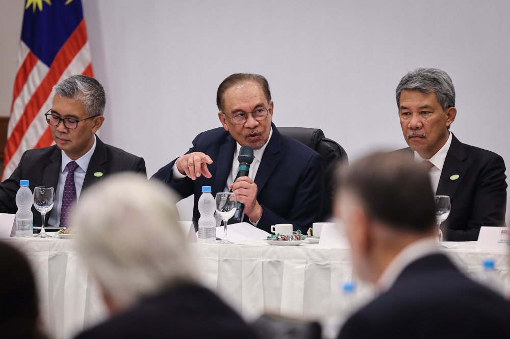 Prime Minister Datuk Seri Anwar Ibrahim (center), accompanied by Investment, Trade and Industry Minister Datuk Seri  Tengku Zafrul Abdul Aziz (left) and Foreign Minister Datuk Seri Mohamad Hasan attends a meeting with the Malaysia-Brazil Semiconductor Industry as part of his working visit to Rio de Janeiro here, Nov 18, 2024. — Bernama pic