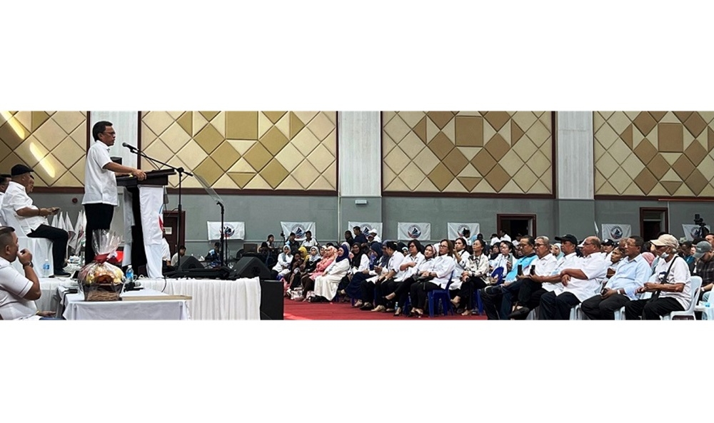 Parti Warisan president Datuk Seri Shafie Apdal delivers his speech at the Warisan Sepanggar annual general meeting. — The Borneo Post pic 
