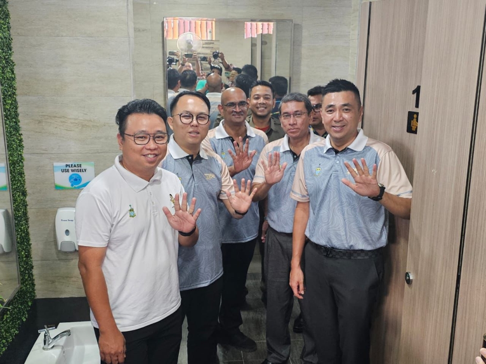 State exco Jason H’ng Mooi Lye (right) says the state is aiming for all its public toilets to gain a five-star rating eventually. — Picture by Opalyn Mok