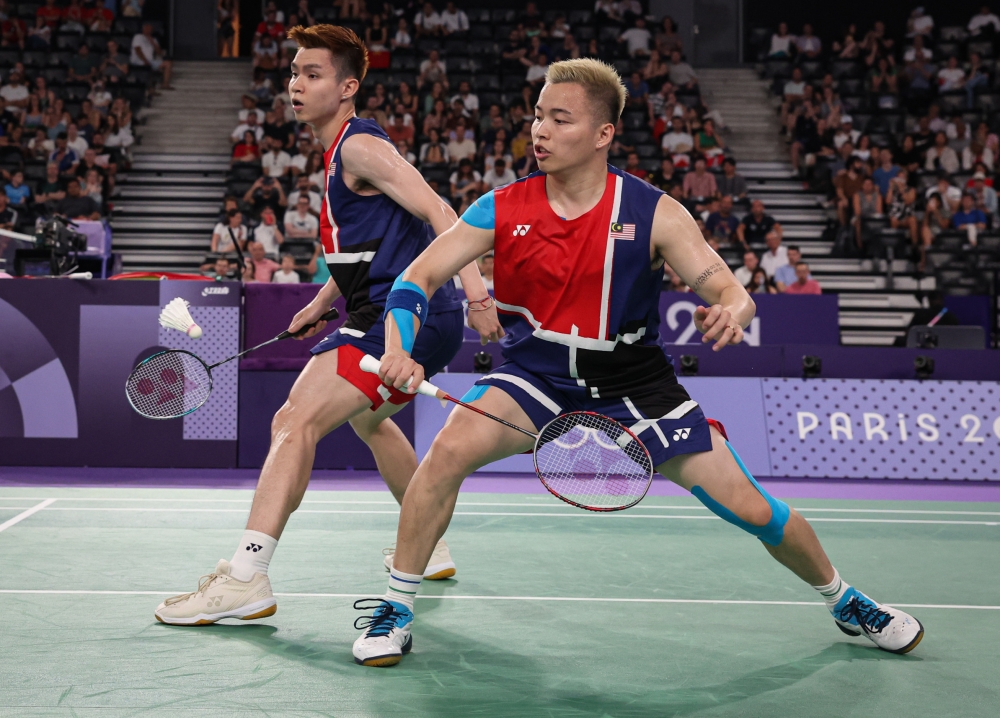 Aaron Chia (right) and Soh Wooi Yik did not manage to clear the quarter-final match of China Masters after a loss to China's pair. — Bernama pic
