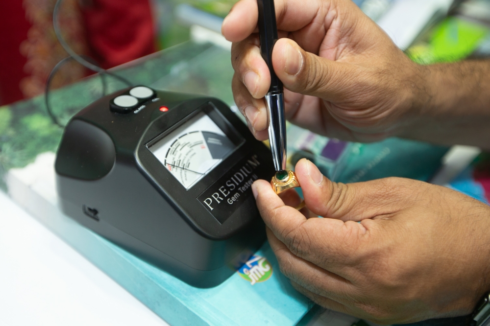 A participant tests a gemstone using a Presidium Gem Tester during the Two Years of Madani Government (2TM) Programme at the Kuala Lumpur Convention Centre. November 22, 2024. — Picture by Raymond Manuel