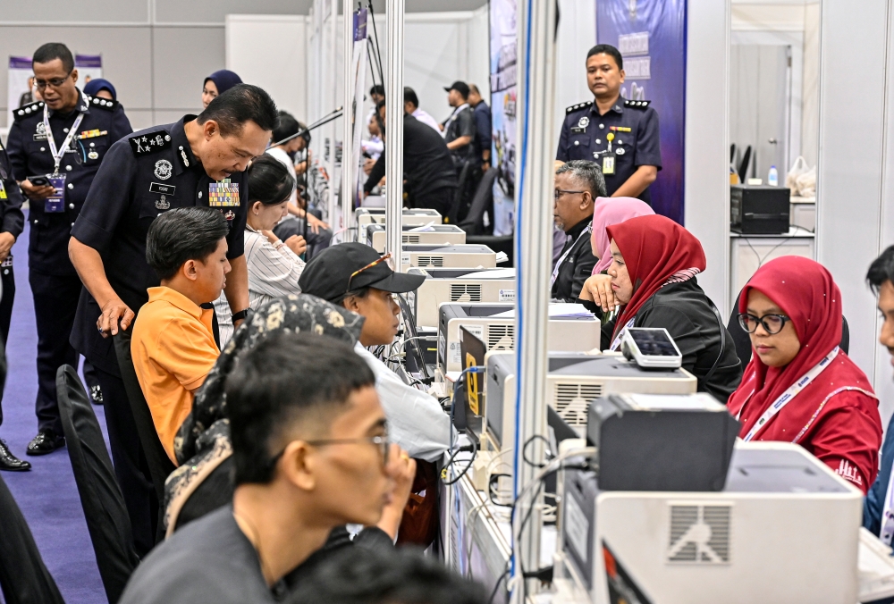 Federal Traffic Investigation and Enforcement Department director Datuk Seri Mohd Yusri Hassan Basri said 24,400 summonses were settled yesterday. — Bernama pic