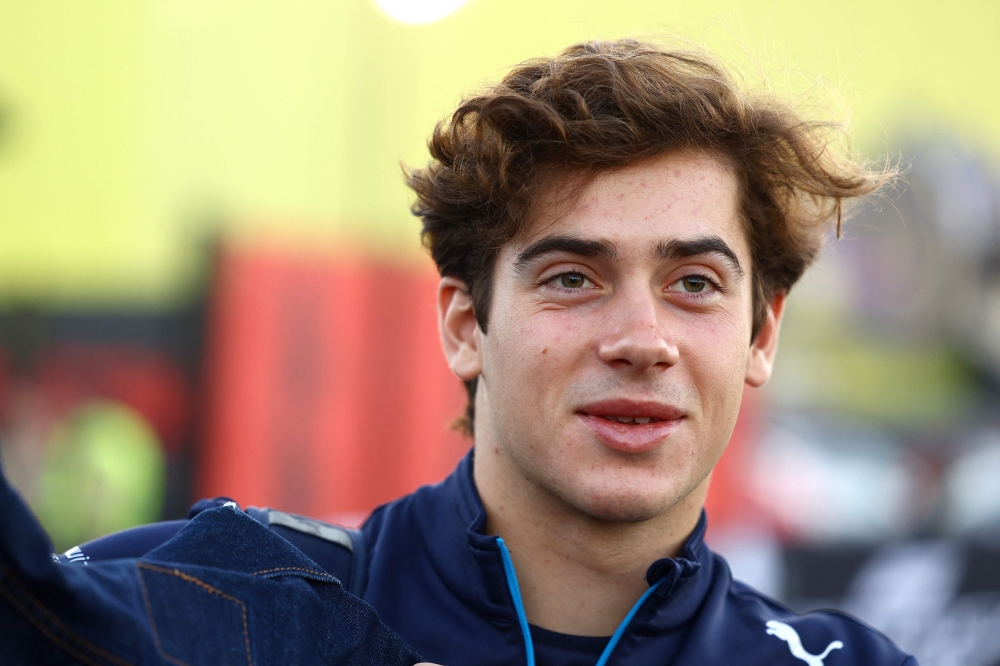 Argentine Franco Colapinto, representing Williams, lost control at Turn 15 of the Las Vegas circuit in slippery and cold conditions and smacked into the wall but escaped serious injury. — AFP pic