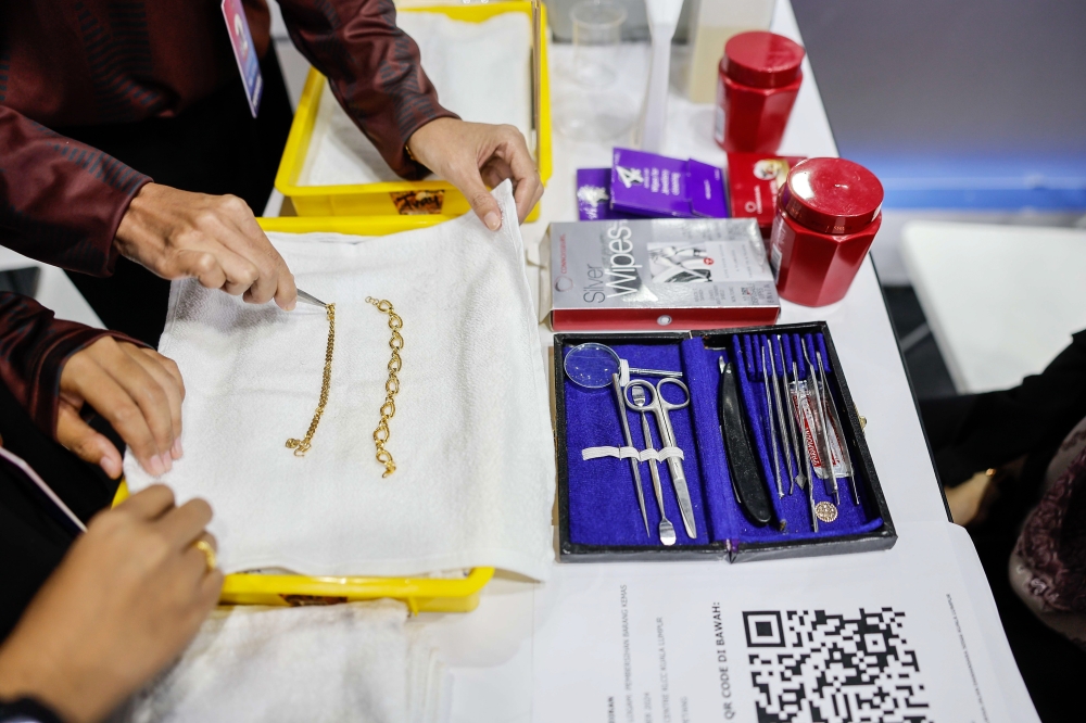 The Malaysian Museum Department is offering a free ‘Jom Cuci Emas’ service to all visitors at the Ministry of National Unity’s booth during the Two Years of Madani Government (2TM) programme at the Kuala Lumpur Convention Centre. — Bernama pic