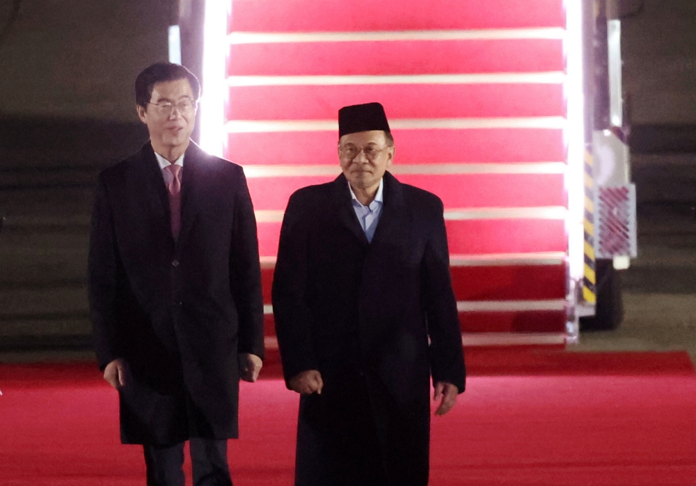 Prime Minister Datuk Seri Anwar Ibrahim arrived at Seoul Airbase, Seongnam Airport November 24, 2024 for an official visit to South Korea until November 26. — Bernama pic
