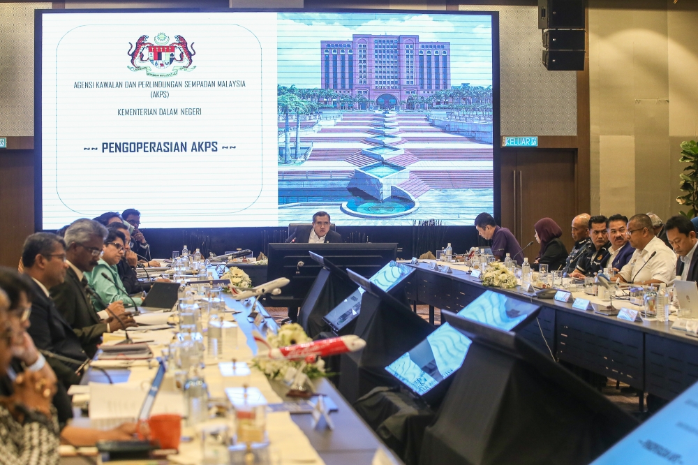 Transport Minister Anthony Loke chairs a meeting of the National Logistic Task Force at Sama-Sama Hotel KLIA in Sepang November 25, 2024. — Picture by Yusof Mat Isa