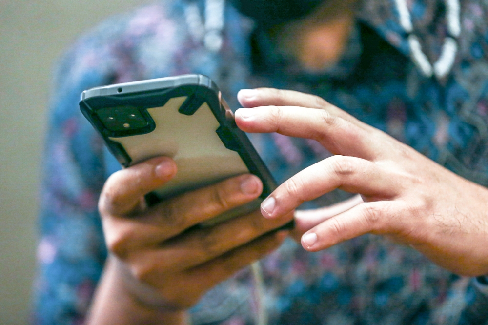 Investing with Versa is so easy and convenient... everything is done online. — Picture by Hari Anggara