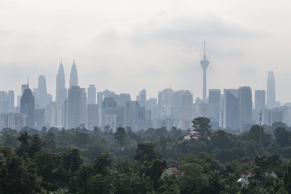 Malaysia’s equity market is expected to maintain a stable outlook in 2025, supported by robust investment inflows, strong domestic consumption, and continued fiscal consolidation, said an analyst. — Picture by Yusof Mat Isa