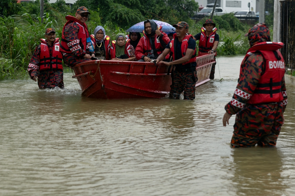 Flooding across nine districts in Kelantan has displaced 8,838 residents this afternoon. — Bernama pic