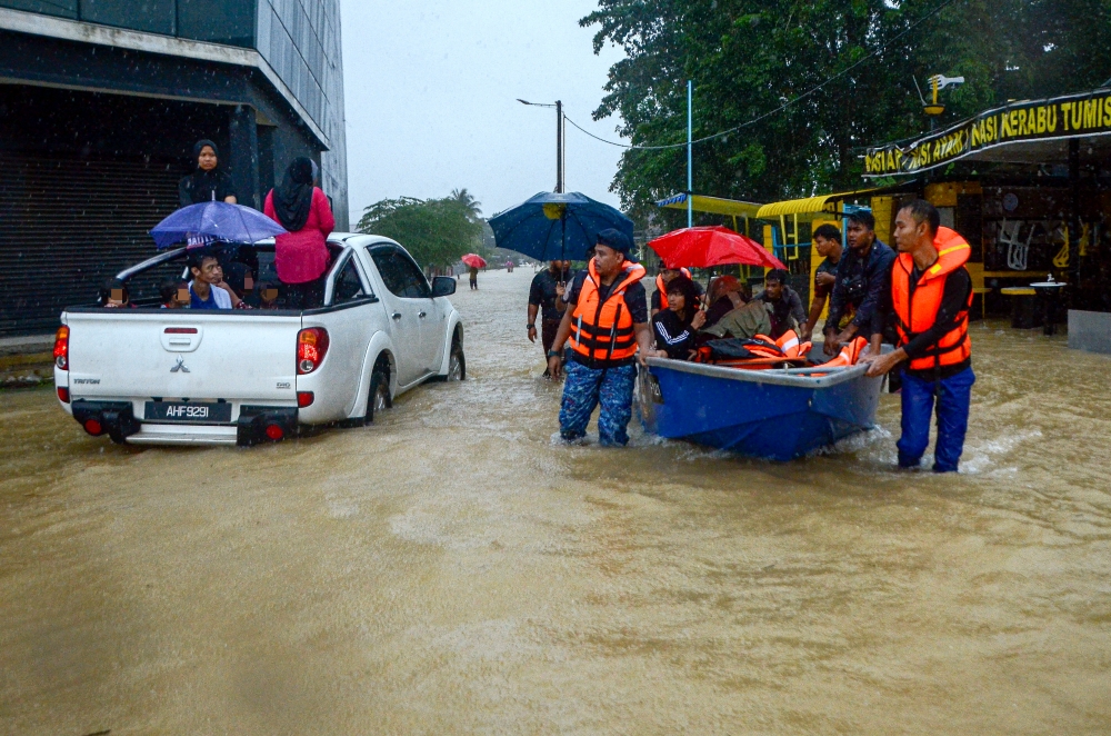 Members of the Kelantan Civil Defence Force (APM) move flood victims who are experiencing health issues after their homes were inundated due to heavy rainfall, during a visit to Kampung Manal in Tanah Merah, Kelantan, November 27, 2024. –– Bernama pic