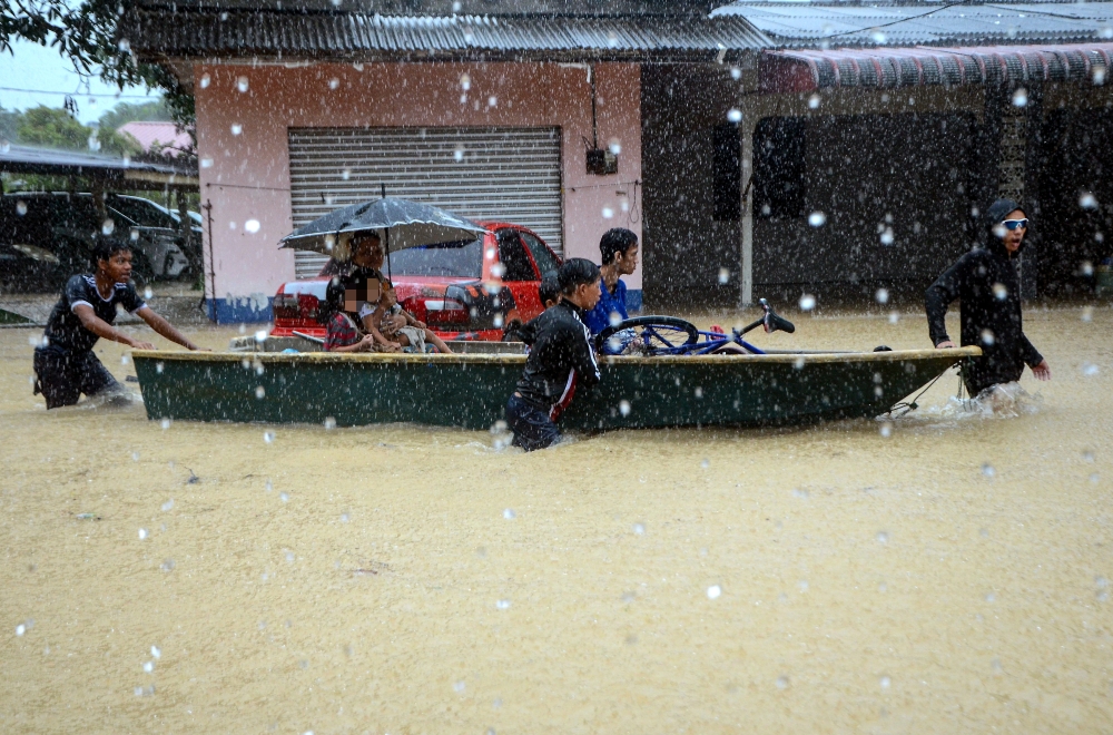 A group of teenagers help relocate residents trapped after their homes were flooded due to heavy rain in Kampung Manal, Tanah Merah, Kelantan, November 27, 2024. –– Bernama pic 