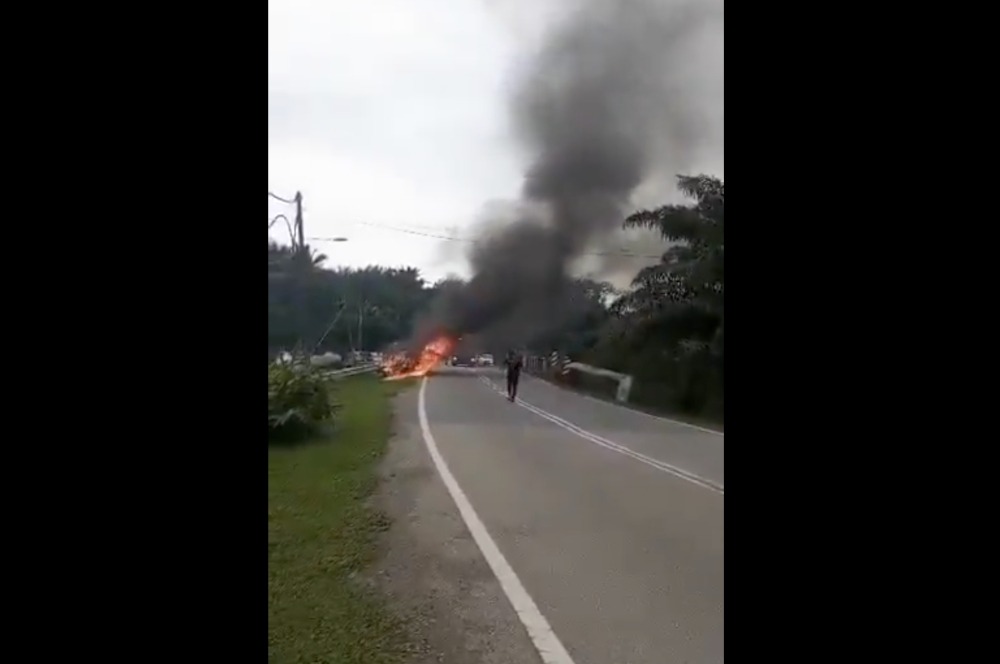 Jasin district police chief DSP Ahmad Jamil Radzi said taxi driver S. Subbramaniam, 71, along with passengers Husali Umar, 84, and wife Mastura Said, 63, died at the scene in the mishap that occurred at about 9am. –– Screengrab from social media
