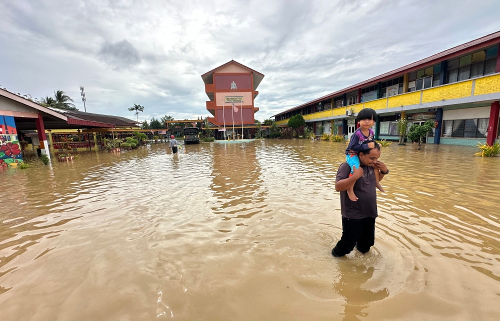 The area around the temporary evacuation centre (PPS) at Sekolah Kebangsaan Titi Gajah was also inundated in the Kota Setar District in Kedah, November 29, 2024. Due to rising waters, flood victims at the PPS were relocated to the upper floors of the school. –– Bernama pic 