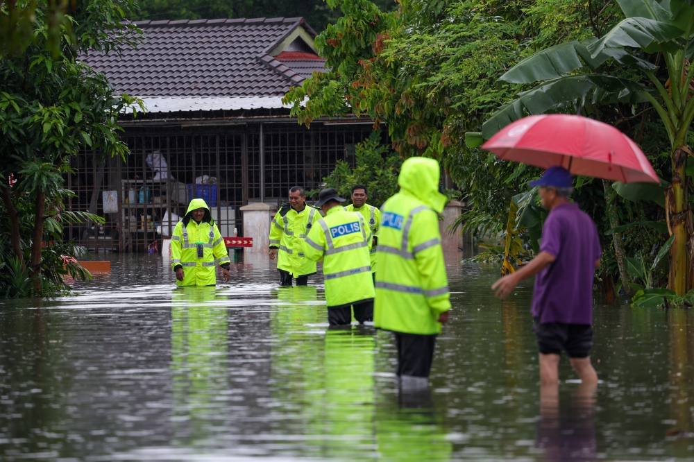 Police officers patrol in response to floods in Kampung Pasir near Johor Baru on Nov 29, 2024. — Bernama pic