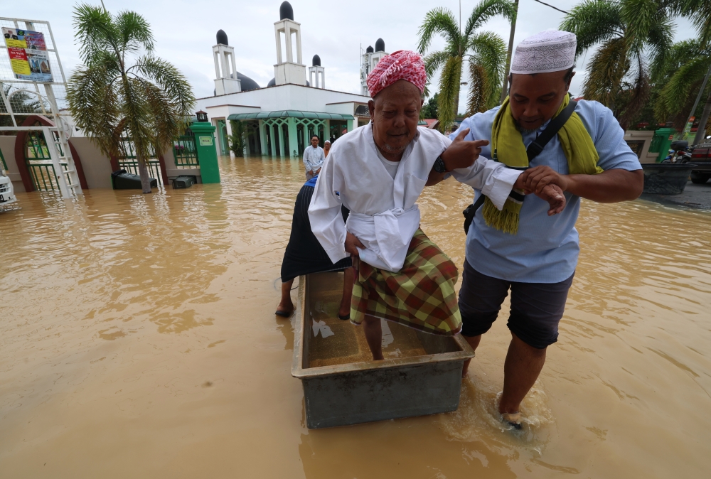 About 200 worshippers still attended the Tuan Hussien Mosque in Titi Gajah to perform the Friday prayers today, despite the mosque area being flooded today. — Bernama