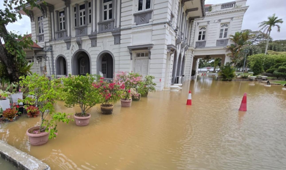 The Kedah Menteri Besar’s special officer, Helmi Khalid, said the compound of the residence was inundated early this morning by water from Sungai Anak Bukit, located behind Seri Mentaloon. — Picture via Facebook/Zulkifli Yahaya