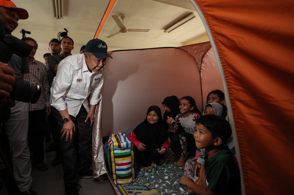Deputy Prime Minister Datuk Seri Ahmad Zahid Hamidi visits flood victims at the Temporary Evacuation Centre (PPS) in Sekolah Kebangsaan Nibong, Kuala Berang November 30, 2024. — Bernama pic