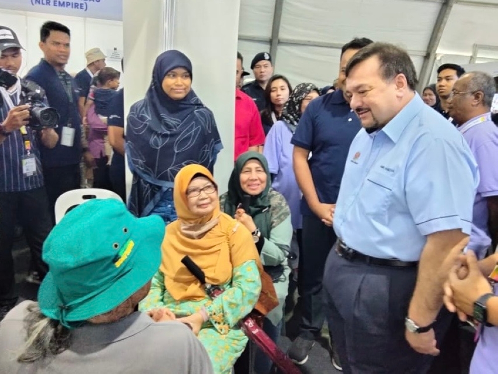 Finance Minister II Datuk Seri Amir Hamzah Azizan (right) meets retirees at the Retirement Fund Incorporated’s (KWAP) MyPesara Carnival 2024 at Angsana Johor Baru November 30, 2024. — Picture by Ben Tan