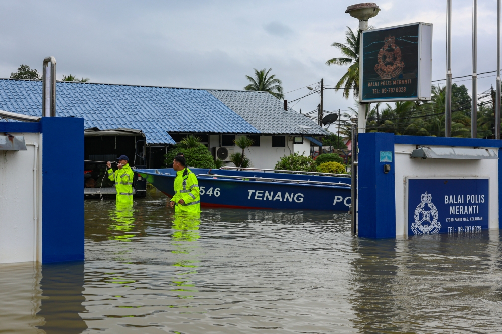 A total of 27 General Operations Force (GOF) posts in Tumpat and Rantau Panjang and 10 police stations have been closed due to floods in the past several days. — Bernama pic