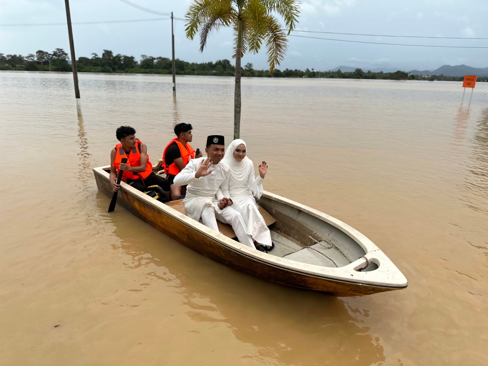 The couple chose to focus on the positive and saw the day as a historic moment. — Bernama pic