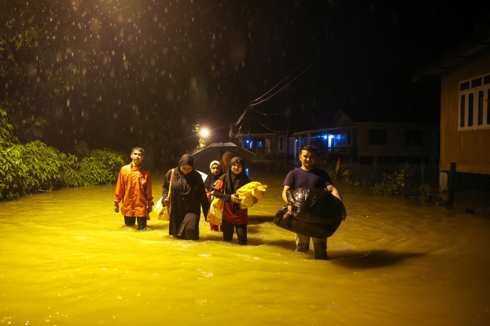 The number of flood evacuees housed in temporary relief centres (PPS) nationwide has risen to 152,377 this morning, up from 146,611 last night. However, the figures in Negeri Sembilan and Selangor have dropped slightly as of 8 am today. — Bernama pic